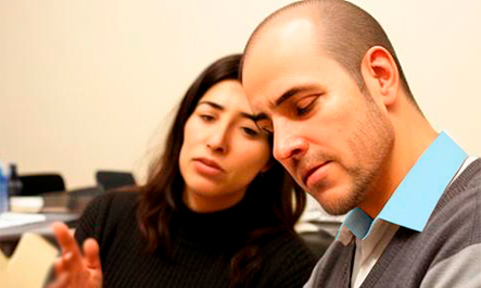 Ofrecemos servicios de interpretación de enlace, susurrada o chuchotage de alta calidad en Madrid, Barcelona, Valencia, Sevilla, Zaragoza, Bilbao y en el resto de ciudades españolas. Nuestro equipo de intérpretes altamente cualificados tiene una gran experiencia que garantiza una comunicación fluida en tus eventos multilingües. Contáctanos para más información
